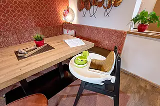 ALMA Appartements Babystuhl