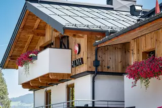Appartements ALMA Mayrhofen Außenansicht Balkon